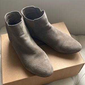 Steve Madden suede boots. Not sure of size but I usually wear a 9 1/2.